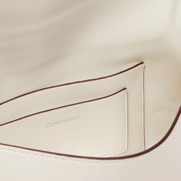 kleine-umhangetasche-mit-metallkette-mit-monogramm-logo