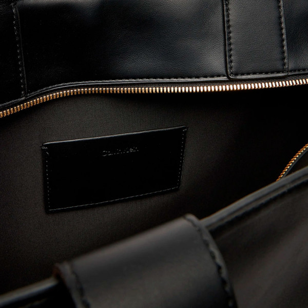 bolso-tote-con-monograma-grabado