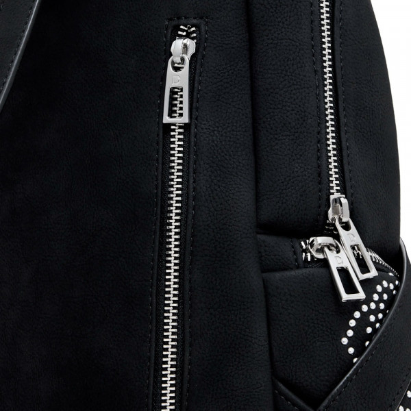 kleiner-rucksack-mit-nietentasche
