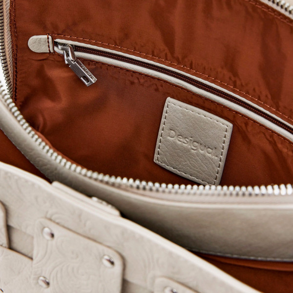 mittelgrosser-rucksack-mit-patch-in-lederoptik