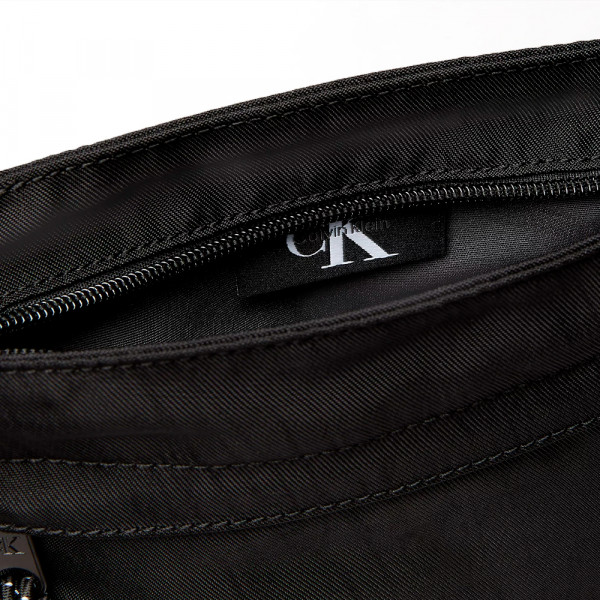 bolsa-plana-de-nailon-con-logo-monograma