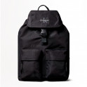 MOCHILA DE NYLON COM ABA E LOGOTIPO DE MONOGRAMA