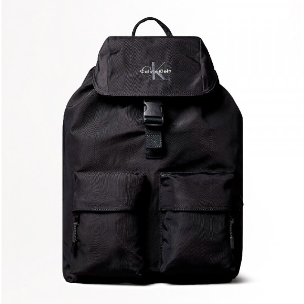 mochila-con-solapa-superior-de-nailon-con-logo-monograma