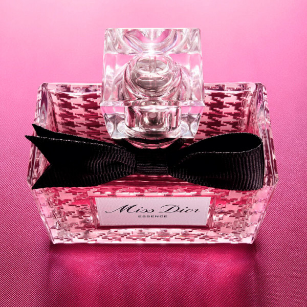 perfume-essence-candied-floral-and-woody-notes