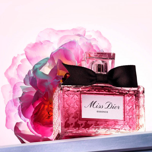 perfume-essence-candied-floral-and-woody-notes