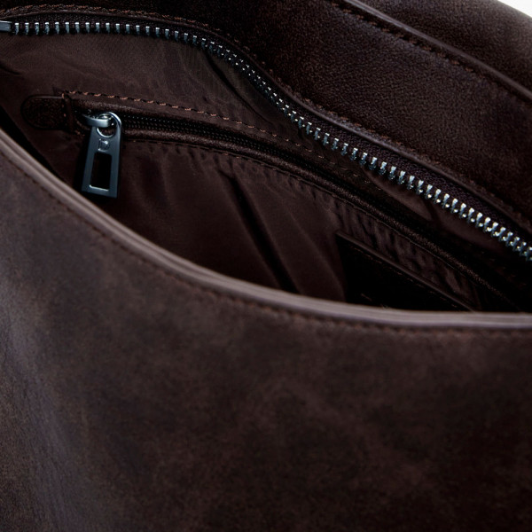 mittelgrosse-tasche-mit-schnalle-in-lederoptik