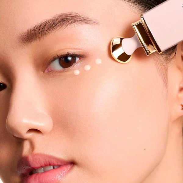 dior-prestige-le-micro-serum-de-rose-yeux-activated-enestaende-regenererende-mikronaeringsstof-ojenkonturserum