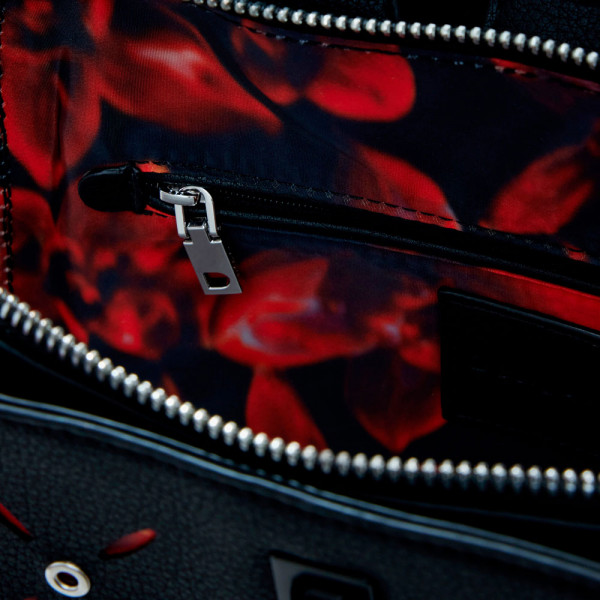 kleiner-rucksack-mit-lochmuster-und-nieten
