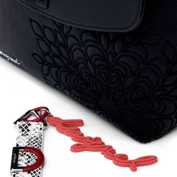 kleiner-rucksack-mit-gravierter-klappe