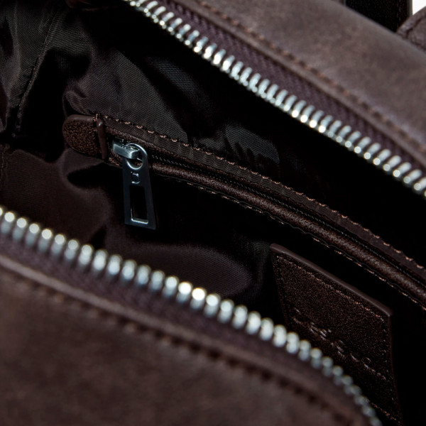 kleiner-rucksack-mit-nietentasche