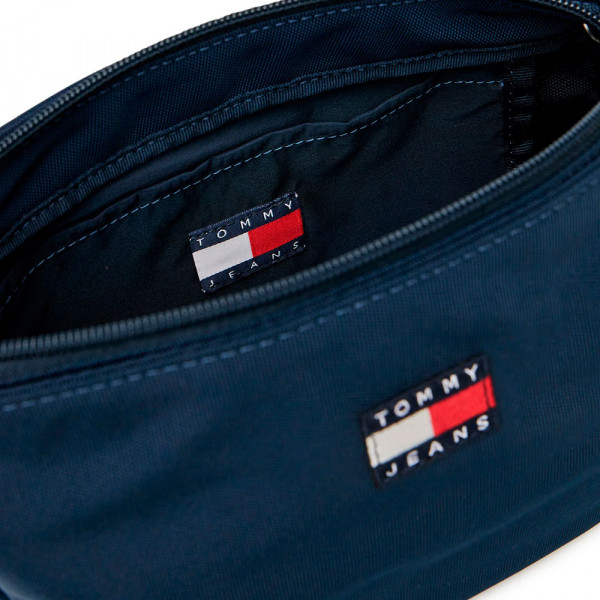 borsa-essenziale-con-scritta-sulla-tracolla