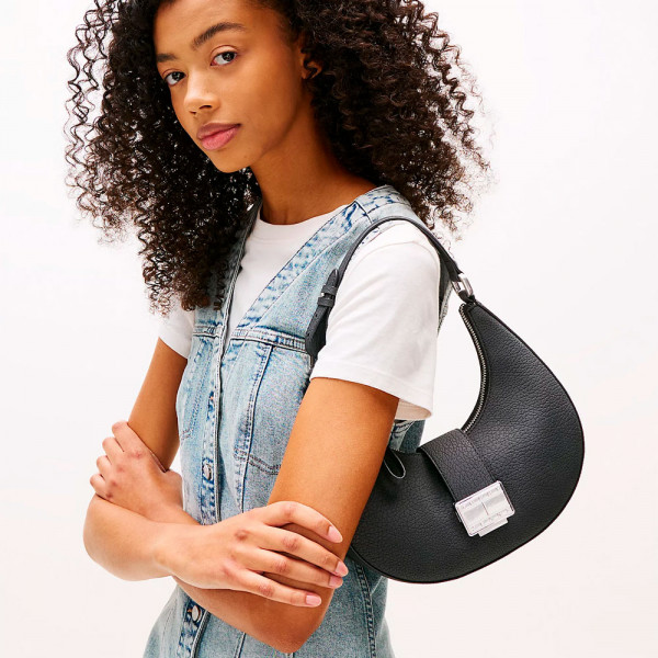 bolsa-hobo-com-fecho-giratorio-e-logotipo