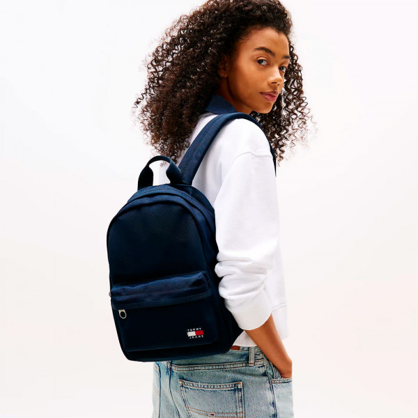 mochila-essential-con-parche-del-logo
