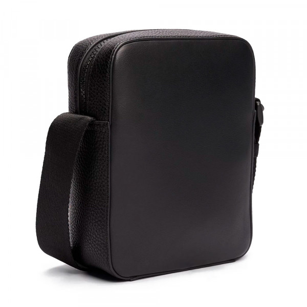 reporter-bag-with-a-mix-of-textures