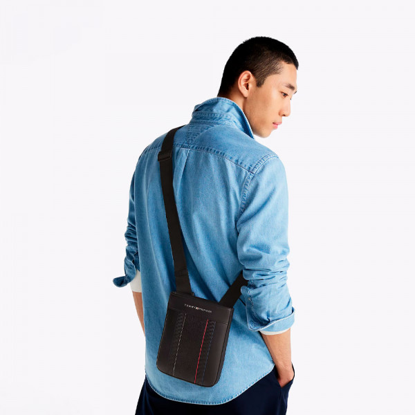 sac-bandouliere-a-logo-metallique