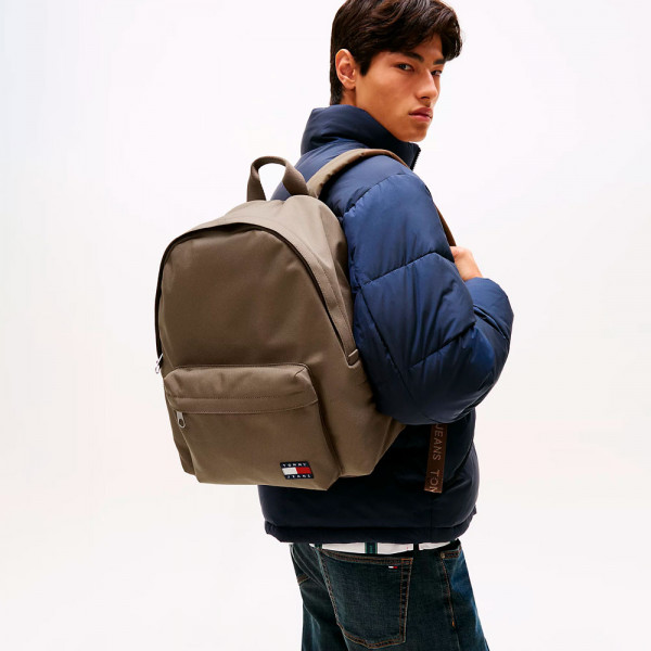 mochila-essential-con-logo