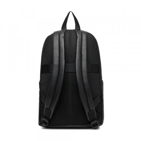 mochila-com-monograma-gravado-em-toda-a-peca
