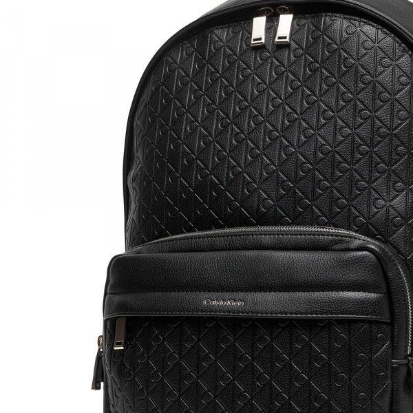 mochila-con-monograma-grabado-en-todo-el-articulo