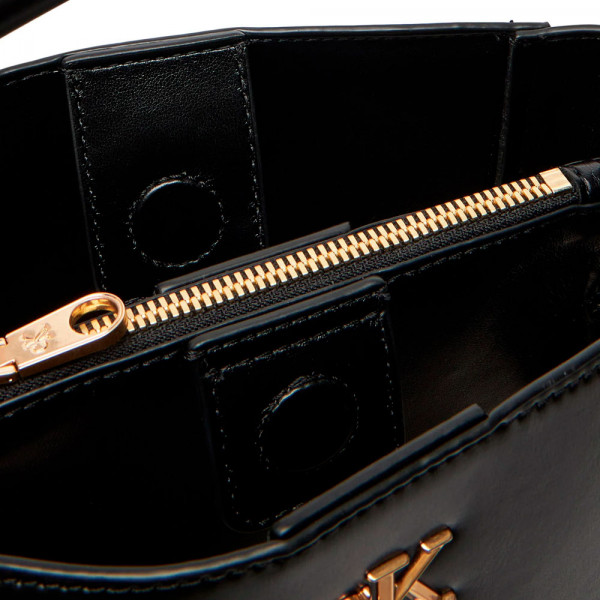 sacktasche-mit-monogramm-logo-und-metallbeschlagen