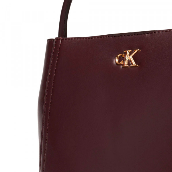 sac-a-dos-avec-logo-monogramme-et-quincaillerie