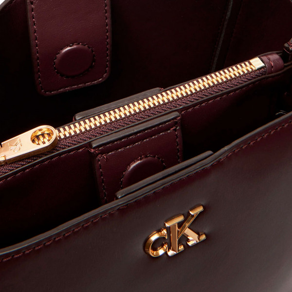 bolso-saco-con-logo-monograma-y-herrajes