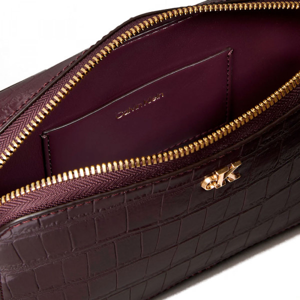 crocodile-effect-shoulder-bag