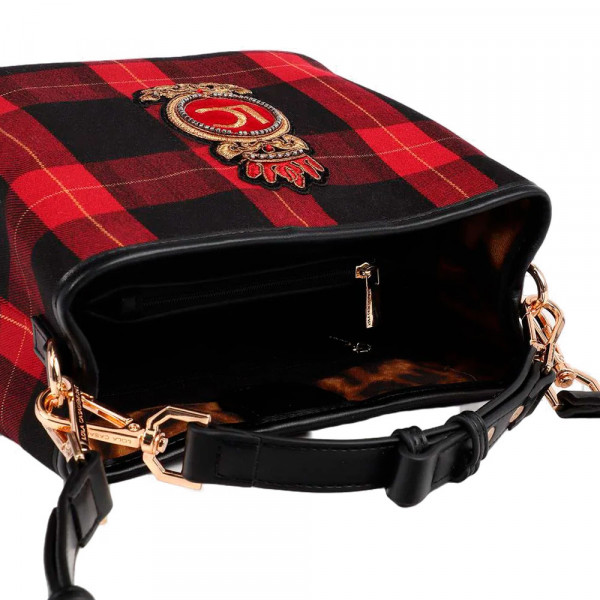 borsa-a-quadri-intrecciata-con-toppa-a-forma-di-scudo