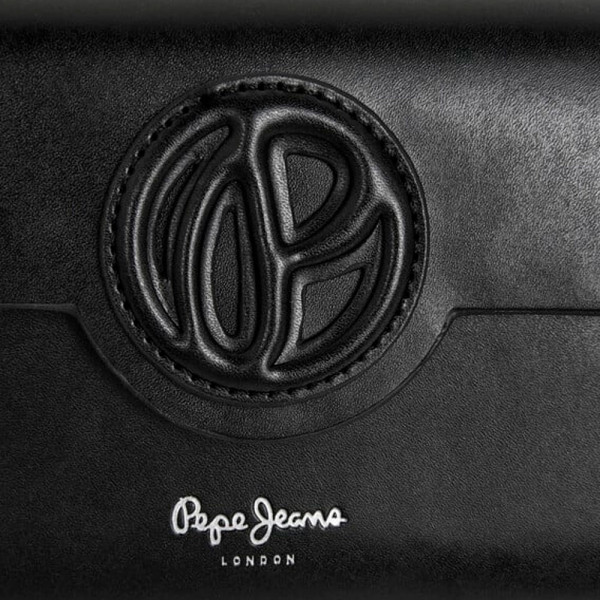 cartera-con-monograma-en-relieve