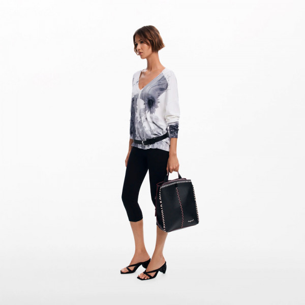 grand-sac-a-dos-avec-coutures-effet-cuir