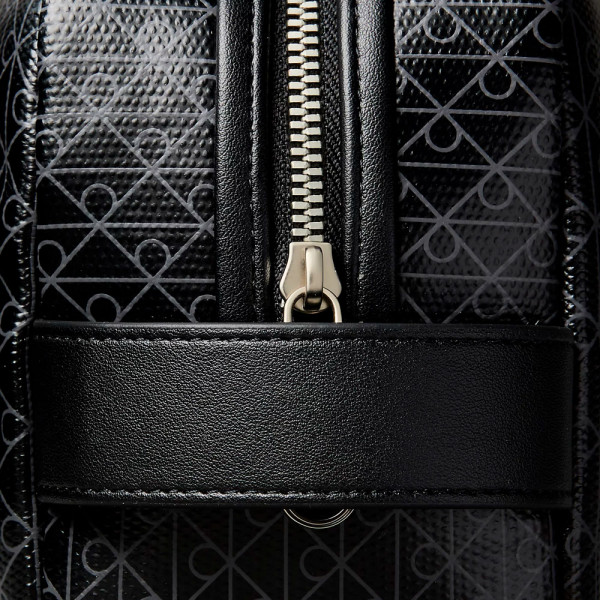 reise-kulturtasche-mit-reissverschluss-und-durchgehendem-monogramm-logo