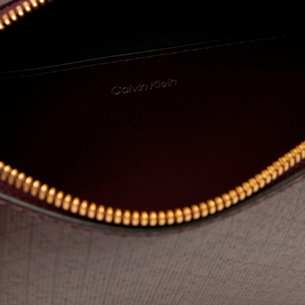 sac-bandouliere-avec-logo-monogramme-sur-toute-la-surface sac-bandouliere-avec-logo-monogramme-sur-toute-la-surface