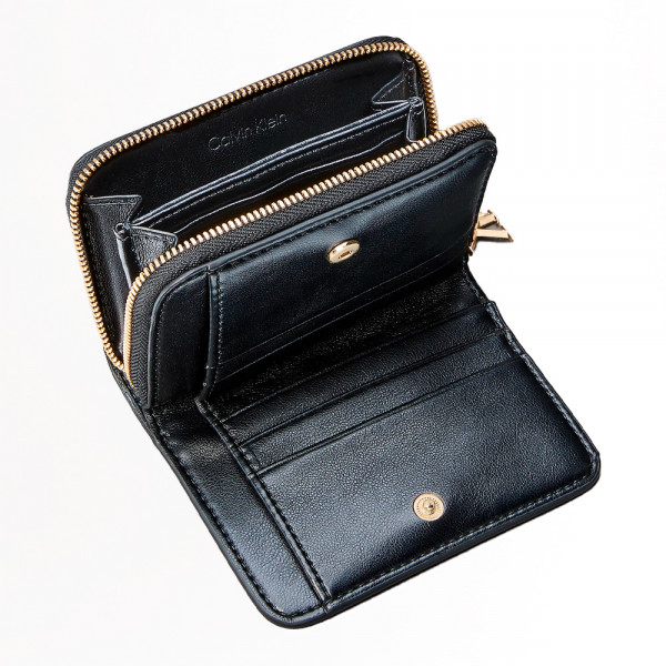 Medium leather wallet with zipper Medium leather wallet with zipper