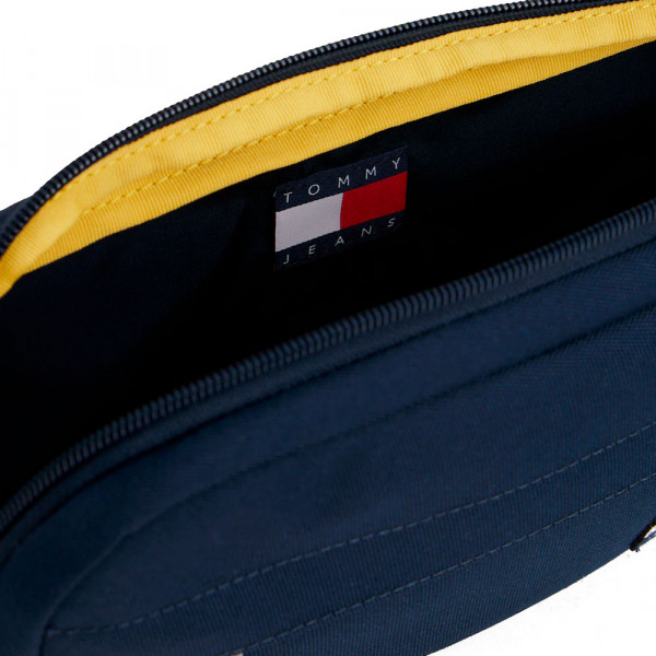 borsa-da-cintura-essenziale-con-scritta borsa-da-cintura-essenziale-con-scritta