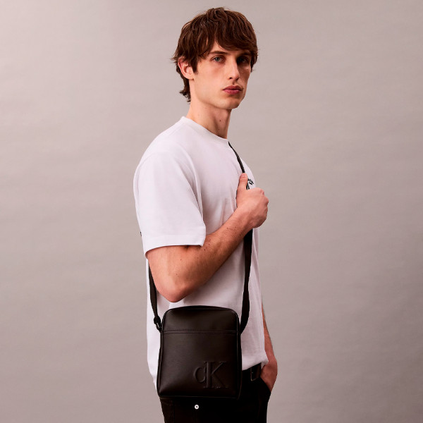 bolso-reporter-con-logo-monograma-grabado bolso-reporter-con-logo-monograma-grabado