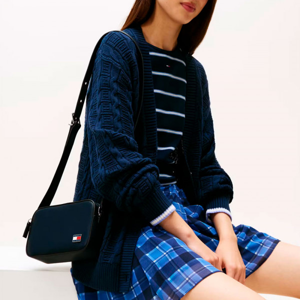 sac-a-main-avec-badge-logo