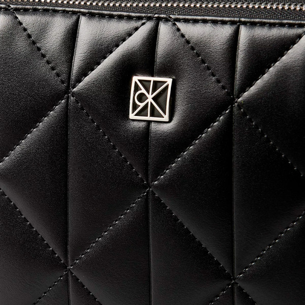 bolsa-de-ombro-acolchoada-com-ziper-duplo-e-logotipo-iconico