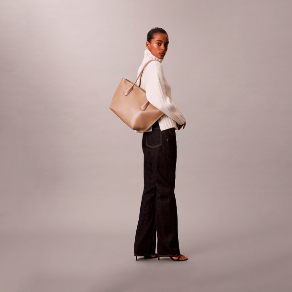 borsa-tote-media-a-cupola-con-monogramma