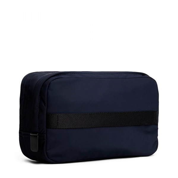 kulturbeutel-mit-logo-aufnaher-aus-metall