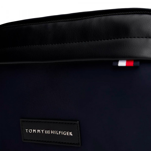 trousse-de-toilette-avec-ecusson-logo-en-metal