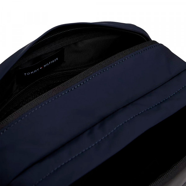 borsa-da-toilette-con-toppa-con-logo-in-metallo