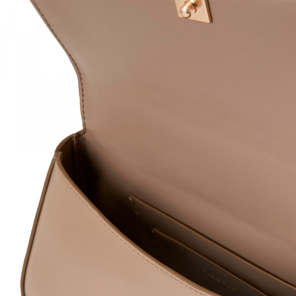 bolsa-de-ombro-pequena-com-detalhe-em-corrente-e-logotipo-monogramado