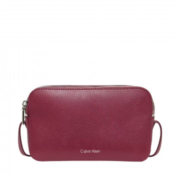 sac-bandouliere-avec-logo-en-metal