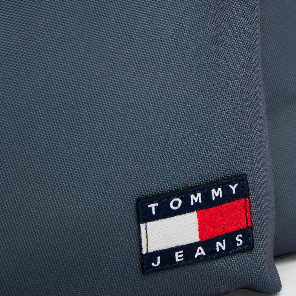 mochila-essential-con-logo