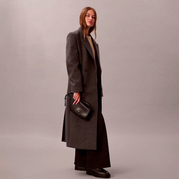 borsa-per-fotocamera-con-patta-monogrammata