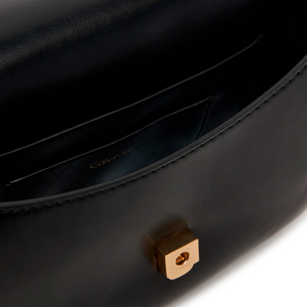 monogrammierte-kameratasche-mit-klappe