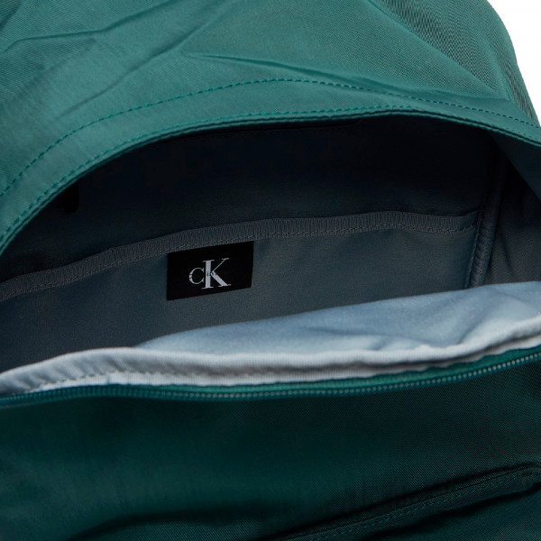 sac-a-dos-en-nylon-avec-logo-monogramme