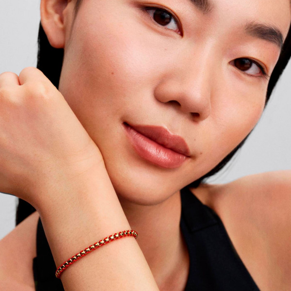 armband-aus-roter-kordel-in-schlangenform