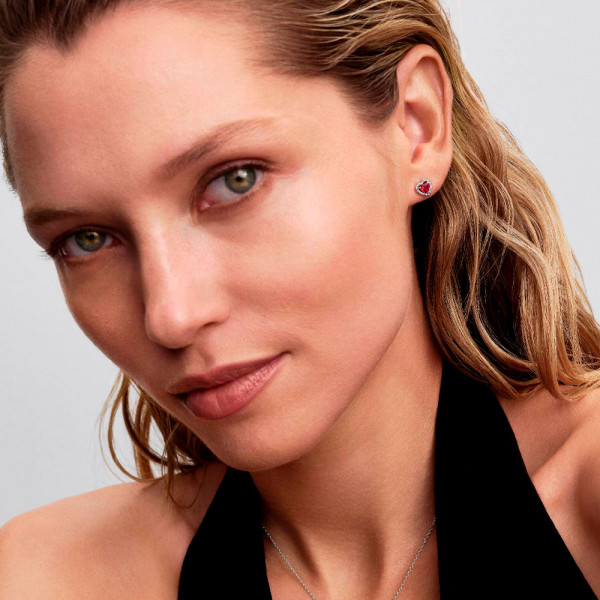 orecchini-a-bottone-con-cuore-rosso-in-rilievo