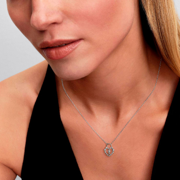 collier-cadenas-en-forme-de-coeur-etincelant