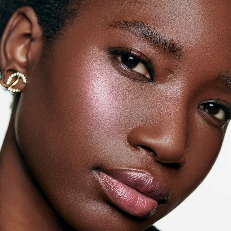 baume-essentiel-rouge-noir-multipurpose-illuminating-stick